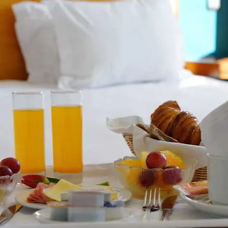 Hotel Golden Tulip & 4*